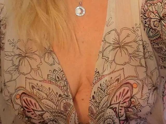 Offline LadyJanine on BongaCams