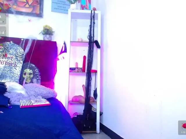 Offline louise-nails on BongaCams