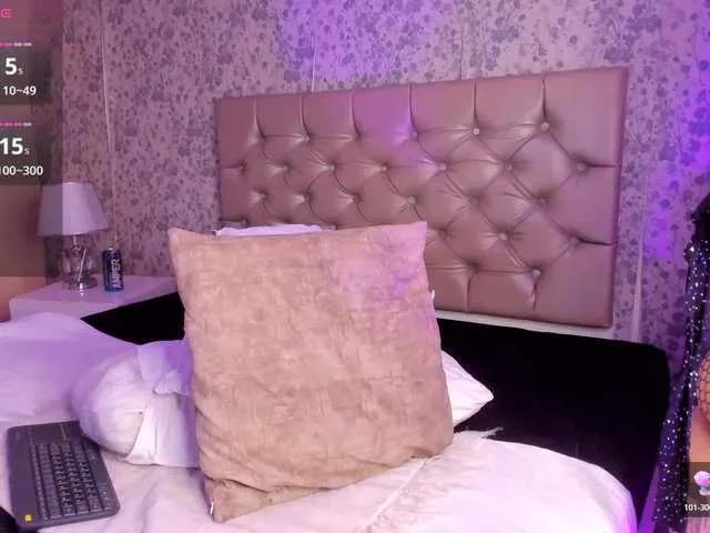 LunaDuquee — I am lit by intense looks, conversations with mischief and chemistry that feels without saying a word. I enjoy the game of seduction, complicity and that mixture of mystery with confidence that makes everything more intense.