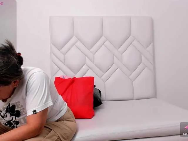 Offline MatureNewbie on BongaCams