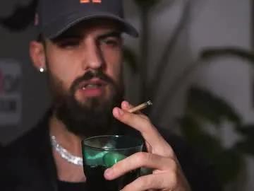 Freechat hairyrobxxx on Chaturbate