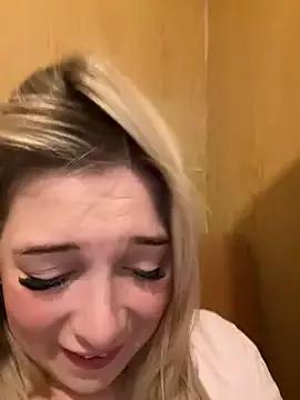 Freechat CherryAuroraa on StripChat