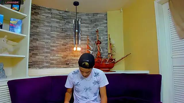 Freechat Juicy_Creww on StripChat