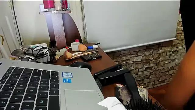 Freechat manilafoxts on StripChat