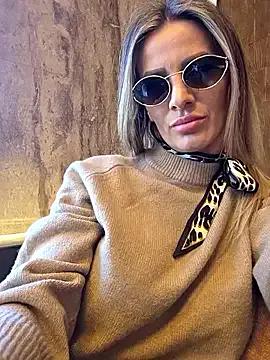 Freechat QuenMonicaUK on StripChat