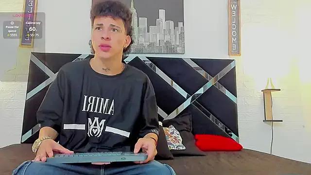 Freechat toyboys1 on StripChat